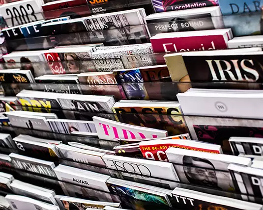 Zeitschriften in einem Regal